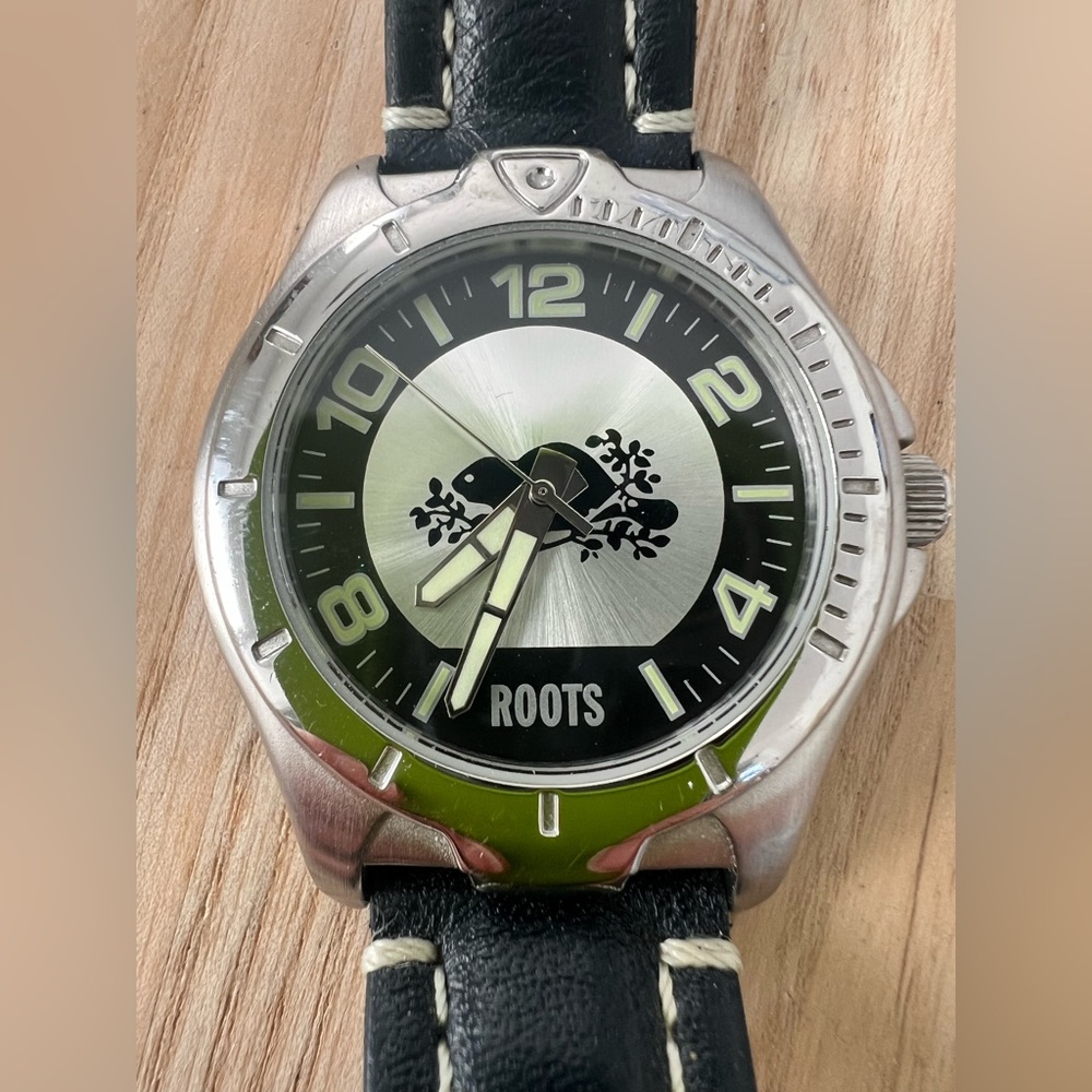 Roots Canada unisex silver tone black leather logo watch NEW BATTERY